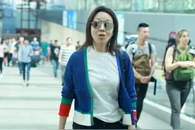 闫妮素颜走机场被怼脸拍，跟精修图比差距大，50岁模样太真实图片