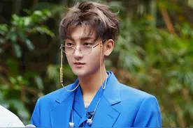 黄子韬｜|宝石蓝西装，金丝边链条眼镜“双倍优雅”加持的韬教练图片