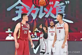 独臂少年开球被易建联漠视？广东队跟着遭殃，网友：作秀请认真点图片