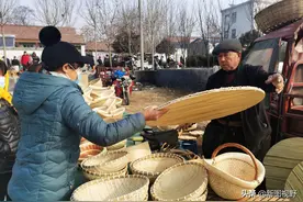 山村大嫂“悲情式”砍价，遭卖货大爷冷酷还击：别叨叨，不买算完图片