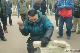 沈阳硬汉徒手劈砖，现场观众屏息叫绝图片