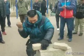 沈阳硬汉徒手劈砖，现场观众屏息叫绝图片