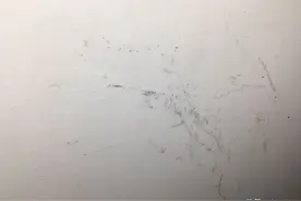 家里的白墙脏了别用清水擦，教你一诀窍，让白墙跟新刷的一样干净图片