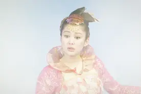 人鱼公主雨后出来在海中唱歌，被人发现竟误以为是鱼妖拿箭射她视频封面
