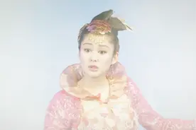 人鱼公主雨后出来在海中唱歌，被人发现竟误以为是鱼妖拿箭射她视频封面
