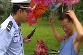 成都男子骑车卖气球被交警拦下：老婆跟人跑了，羡慕陈冠希和柏芝图片