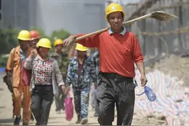 妻子坚持外出打工，丈夫刷到妻子的视频愤怒：我给不了你幸福吗？图片