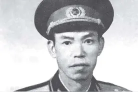 1935年，梁兴初缴获一张旧报纸，毛主席过目后，果断改变长征路线图片