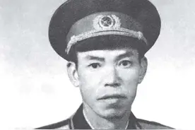 1935年，梁兴初缴获一张旧报纸，毛主席过目后，果断改变长征路线图片