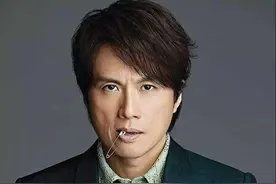 20年前他与周星驰齐名，身患抑郁却成为了最敢说真话的香港人图片