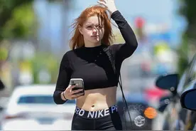 胖MM穿衣烦恼，看看阿芮尔·温特的露腹装、短裤、印花裙夏日穿搭图片