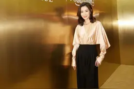 今秋流行“衬衫+阔腿裤”，个个中年女明星都上头了图片