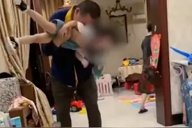 浙江一长辈抱着小女孩亲，小女孩生气极力抗拒，网友：家长教得好图片