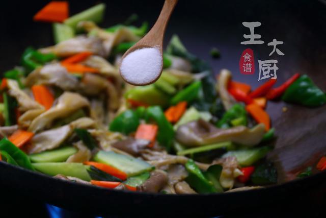 清炒鲜蘑可以这样做，味道绝对有惊喜，简单又好吃，上桌就抢光