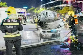 广西街头一轿车自燃，只因车主在车子熄火后多次打火，幸好人没事图片