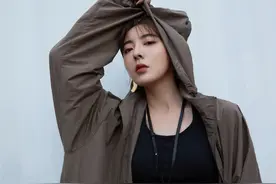 曾被曝是“陈屿”的女友，今穿高腰短裙配绑带高跟鞋，美腿太撩人图片