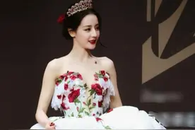 迪丽热巴红毯造型有多绝？从“玫瑰公主”到“蓝色妖姬”图片