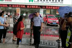 揪心！桂林一老人带5岁小孙女等公交，一眨眼孩子不见了图片