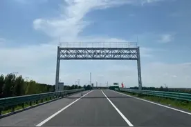 一线 | 松通高速公路项目ETC 门架吊装全部完成图片