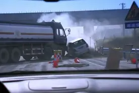 高速路油罐车和轿车相撞，正巧附近有消防兵，立马报警做前期处理视频封面