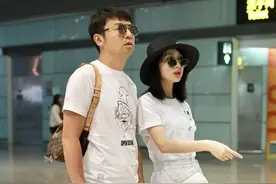 雷佳音出行真接地气，穿花裤衩还挺个啤酒肚，边上老婆就洋气多了图片