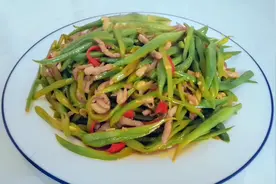 好吃不贵的刀豆炒肉丝做法，掌握技巧，刀豆清脆，肉丝滑嫩图片
