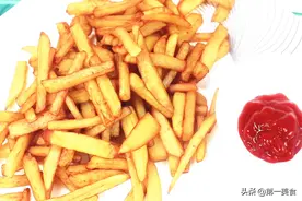 炸薯条时，最忌焯水后直接炸！肯德基常用这1招，薯条香脆不发软图片