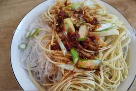 夏日粉丝凉拌豆腐皮，酸辣开胃就用这个方法，粉丝不坨不黏，劲道图片