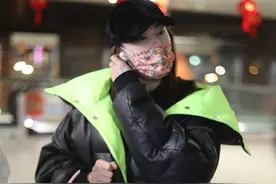 张雨绮状态绝了，臃肿羽绒服照样穿出女人味，碎花口罩太抢眼图片