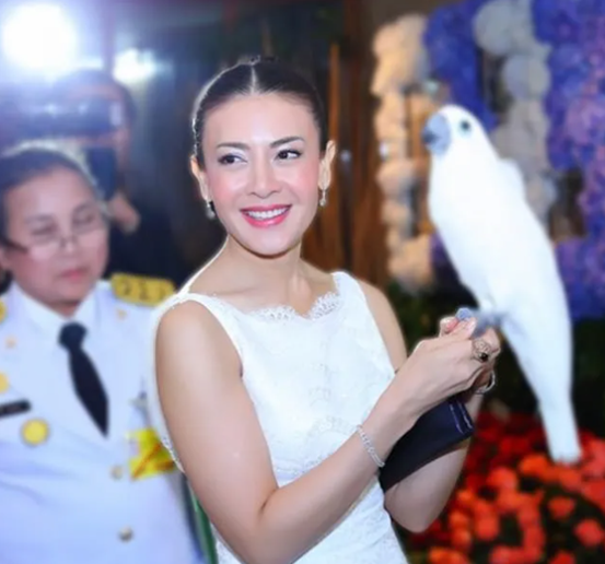 泰国最美王妃：婆婆不给王冠她戴发卡更惊艳，当嫂子还得跪小姑子