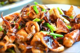 美食分享：爆炒鱿鱼、醋溜藕片、蒜蓉西兰花、洋葱肉片图片