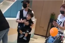 蔡少芬张晋出游被偶遇！1岁儿子正脸像爸爸，被抱在怀里超乖巧图片