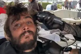 换个发型改变生活？美国理发师给流浪汉理发，犀利哥秒变帅小伙图片