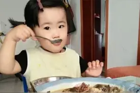 陇南2岁宝宝吃饭视频走红，被赞为“全网最火吃播男孩”图片