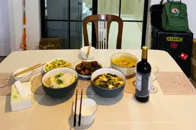 拉横幅只为庆祝女儿返校？浙大家长的这波操作亮了图片