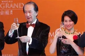 有种壕叫何超琼的翡翠项链，一条顶一栋房，与礼服搭配好显贵气图片