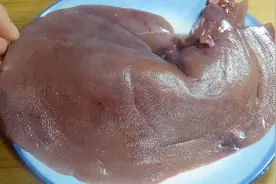 猪肝只用水洗就错了，等于吃毒素，50万大厨教你一招，毒素全跑光图片