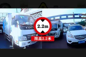 货车司机过限高被卡，进退两难！结局意外……图片