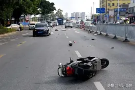 斑马线上惊魂瞬间 电动车被撞飞数米！图片
