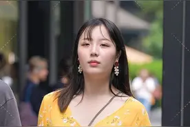 北京街拍｜95后生仔女孩  黄色上衣 白色热裤 图集  关注我主页图片