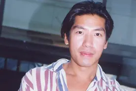 古惑仔57岁“乌鸦哥”近照曝光，反派大佬满头白发老成这样图片