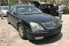 2007年花25万买的别克君越，现在1.5万卖掉，车主站旁边看了许久图片