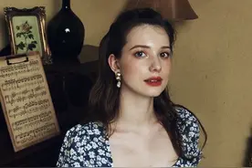 欧美时尚博主的夏季裙装穿搭，既有法式慵懒随性，又有东方气韵图片