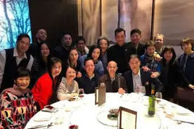 李若彤晒出95神雕剧组聚会，却被与他的合照抢镜？满满的回忆图片