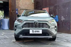 2.0L+四驱，油耗低，外观大气，实拍RAV4荣放图片