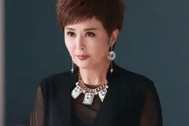 她被赞"最美婆婆"，却至今无人敢娶，曾因插足宋丹丹婚姻臭名远扬图片