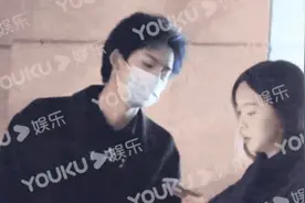 23岁男星恋情疑曝光？女方张开棉服抱住男方，毫不在意路人眼光图片