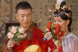 周洁琼突然抢话筒唱歌，那英被吓得一脸懵圈，杨迪几次救场都失败图片