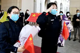 凯旋的辽宁医疗队中，有两朵倾情绽放的美丽“警花”图片