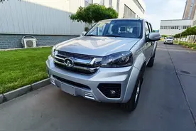 便宜的皮卡车，双排五座，货箱地板无凸起，实拍长城风骏5新车型图片